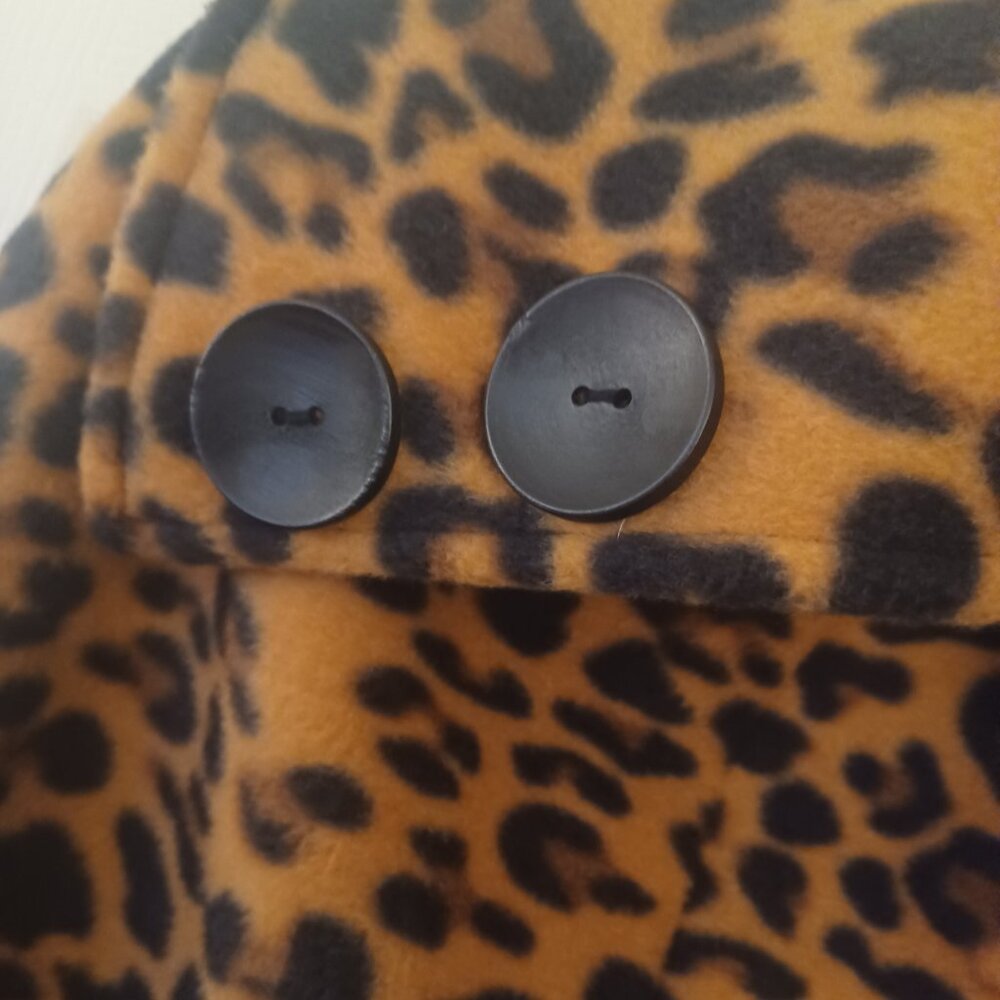 Le Moda Leopard Print Draped Flowing Caplet Shawl OS - Picture 4 of 7